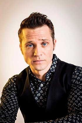 Seamus Dever doing his photoshoot